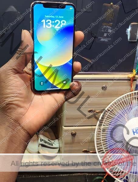 Iphone x 64gb 400,000 Ugx Shillings